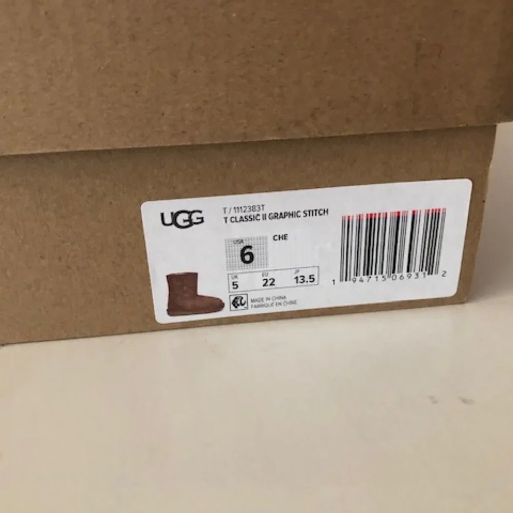 UGG Classic II Graphic Stitch Leather Kids' Short Boot for boy or girl. Size: 6